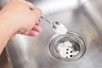 Colocar vinagre no ralo à noite: para que serve e por que é recomendado