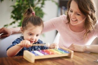 A ciência já demonstra que a música ativa diversas áreas do cérebro simultaneamente -  (crédito: Freepik)