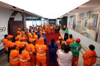 

A segunda turma de garis ouviu atentamente as explicações da museóloga e historiadora da arte bárbara lempp, responsável pela acessibilidade, inclusão e diversidade da Casa Fiat de Cultura -  (crédito: Edésio Ferreira/EM/D.A Press)