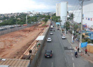 Avenida Cristiano Machado foi interditada em frente &agrave; Catedral Cristo Rei para a remo&ccedil;&atilde;o e reinstala&ccedil;&atilde;o de postes de energia el&eacute;trica e de ilumina&ccedil;&atilde;o p&uacute;blica, al&eacute;m do alargamento da pista -  (crédito: Marcos Vieira/EM/D.A.Press)