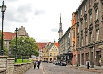 Rua em cidade europeia, com prédios colados uns aos outros e praça em frente -  (crédito: europa tips)