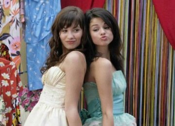 Demi Lovato e Selena Gomez no filme 'Programa de proteção para princesas' -  (crédito: Disney Channel / reprodução)