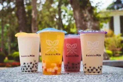 O colorido, a textura inusitada e a capacidade de adaptação a diferentes paladares transformaram o bubble tea, ou chá de bolhas, em um dos maiores símbolos contemporâneos da cultura alimentar de Taiwan. Criada na ilha asiática ainda na década de 1980, a bebida ultrapassou fronteiras e se consolidou como um fenômeno global, presente em grandes centros urbanos e cada vez mais popular entre o público jovem. A seguir, o Flipar conta detalhes e curiosidades do bubble tea.
 -  (crédito:  Reprodução do instagram @bubblemixtea)