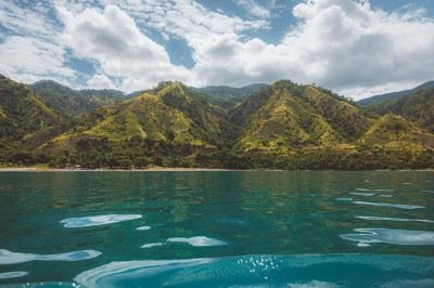 Os lagos são verdadeiros espelhos da natureza, formados por processos como atividade vulcânica, ação de geleiras e movimentos da Terra. Além de armazenarem água doce, influenciam o clima e servem de habitat para diversas espécies.
 -  (crédito: Daniel Msirikale - Wikiméda Commons)