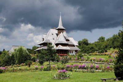 Quando se pensa na Romênia, logo surgem Bucareste e o Conde Drácula, mas há muito mais a explorar. No norte, perto da Ucrânia, fica Maramure?, uma área de forte identidade cultural. Conhecida como um “museu a céu aberto”, preserva vilarejos, costumes e a vida camponesa. Casas de madeira, portões esculpidos e trajes típicos ainda fazem parte do cotidiano. A região também abriga igrejas históricas reconhecidas pela UNESCO. Com paisagens naturais e culinária tradicional, Maramure? revela um modo de -  (crédito: Monica groza -  wikimedia commons )