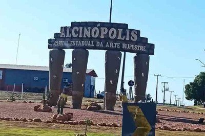 Localizada no norte de Mato Grosso do Sul, a pequena cidade de Alcinópolis se consolidou como um dos mais importantes polos de arte rupestre do Brasil. Com pouco mais de 4.500 habitantes, o município ganhou notoriedade por abrigar um dos maiores conjuntos de sítios arqueológicos da região Centro-Oeste, o que lhe rendeu o título oficial de “Capital Estadual da Arte Rupestre”, reconhecido por lei em 2012. O destaque do município está diretamente ligado à impressionante concentração de registros pr -  (crédito:  Reprodução do instagram @zibettur)