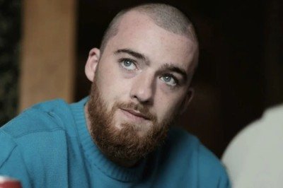 A 3ª temporada de 'Euphoria', uma das séries de maior sucesso da HBO dos últimos anos, estreou com uma solução narrativa diferente para a ausência do ator Angus Cloud. Apesar de ter falecido em 2023, vítima de overdose de fentanil, seu personagem, Fezco, continua vivo na trama. Na nova temporada, ambientada cinco anos após os eventos anteriores, é revelado em diálogo entre Rue, interpretada por Zendaya, e Lexi, vivida por Maude Apatow, que Fez está preso, cumprindo uma pena de 30 anos. O criador -  (crédito: Divulgac?a?o/HBO)