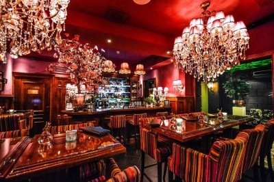 A Holanda desperta curiosidade não só pelas paisagens, mas também pela culinária singular. Seus sabores refletem séculos de história, da vida marítima às rotas de especiarias. A gastronomia combina simplicidade e criatividade, transformando ingredientes básicos em pratos marcantes. Muitos alimentos nasceram da praticidade e hoje são símbolos culturais do país. Entre doces, pratos robustos e petiscos, a comida revela costumes e momentos do cotidiano. Ao provar essas iguarias, o visitante encontra -  (crédito: Imagem de user32212 por Pixabay)