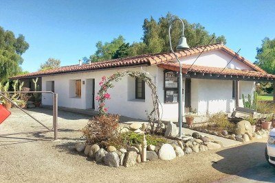 Ao longo da história da humanidade, diferentes civilizações desenvolveram formas de construir habitações conforme o clima, o relevo e de acordo com os recursos, materiais, técnicas e tecnologias que tinham disponíveis. Essas adaptações permitiram a criação de técnicas de construções variadas, adequadas às necessidades de cada povo e ao ambiente em que estavam inseridas. 
É nesse contexto que surgem as casas de adobe, construções tradicionais feitas a partir de um material natural conhecido como  -  (crédito: Wikimedia Commons / George Champ)