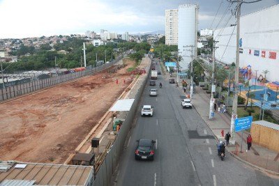 Avenida Cristiano Machado foi interditada em frente &agrave; Catedral Cristo Rei para a remo&ccedil;&atilde;o e reinstala&ccedil;&atilde;o de postes de energia el&eacute;trica e de ilumina&ccedil;&atilde;o p&uacute;blica, al&eacute;m do alargamento da pista -  (crédito: Marcos Vieira/EM/D.A.Press)