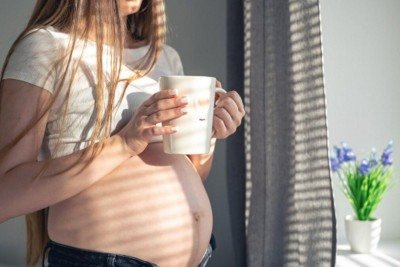 A questão não é eliminar o café, mas consumi-lo com consciência, garantindo equilíbrio em uma fase em que cada escolha influencia a saúde da mãe e do bebê -  (crédito: Freepik)