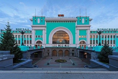 Novosibirsk foi fundada em 1893 como ponto de apoio para a construção da Ferrovia Transiberiana. Essa ligação ferroviária teve papel crucial na integração da Sibéria ao restante da Rússia. A cidade, assim, cresceu em torno dessa rota, tornando-se rapidamente um centro urbano. -  (crédito: A.Savin wikimedia commons )