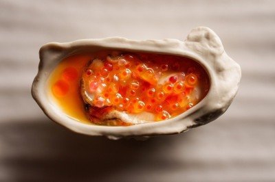 Ostra, berinjela e ovas de truta: primeiro prato do atual menu do Tuju -  (crédito: Tuju/Divulgação)