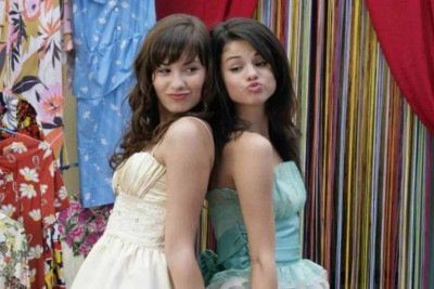 Demi Lovato e Selena Gomez no filme 'Programa de proteção para princesas' -  (crédito: Disney Channel / reprodução)