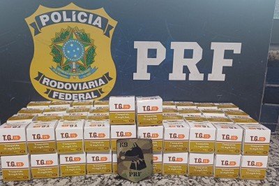 Policiais localizaram 82 caixas do medicamento Tirzepatida T.G 15, contendo um total de 328 ampolas, em um compartimento oculto na bagagem da passageira -  (crédito: PRF/Divulga&ccedil;&atilde;o)