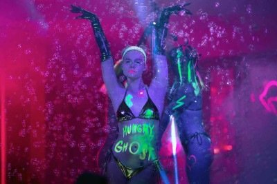 Elle Fanning é Margo, garota que se vê obrigada a trocar a universidade por aplicativo para adultos para sustentar o seu bebê -  (crédito: Apple TV/divulgação)