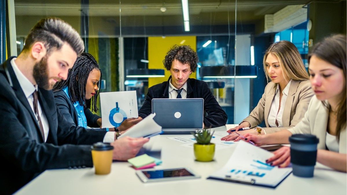 Empresas buscam otimizar a produtividade e o bem-estar dos funcion&aacute;rios com novos modelos de jornada de trabalho. -  (crédito: LordHenriVoton de Getty Images Signature)