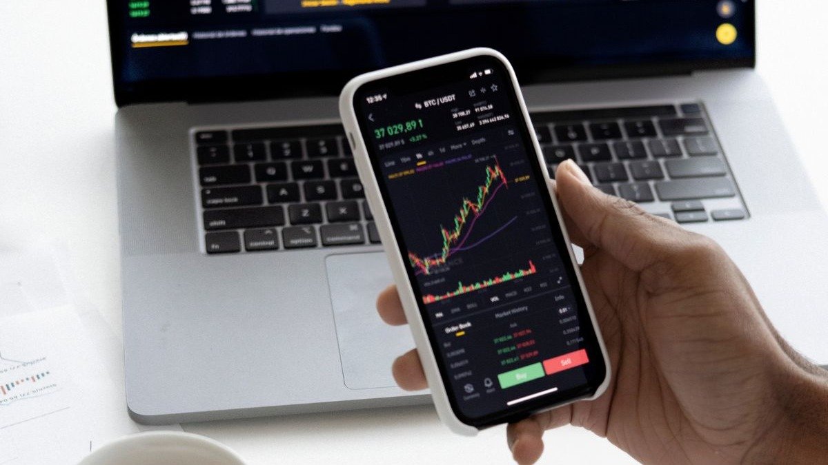 Investir em t&iacute;tulos p&uacute;blicos pelo celular se torna cada vez mais acess&iacute;vel com a ajuda de aplicativos de bancos e corretoras. -  (crédito:  Anna Nekrashevich de Pexels)