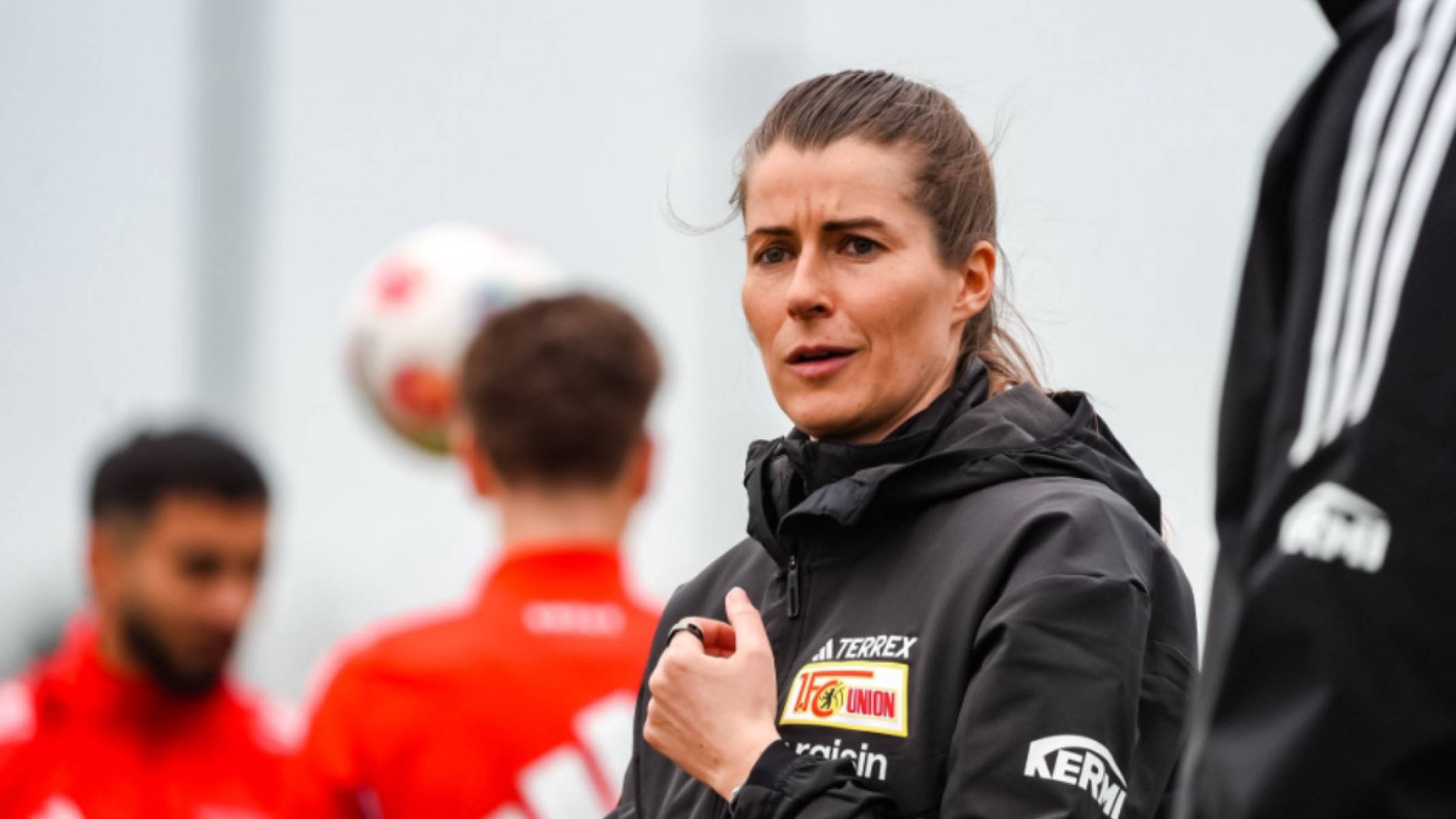 Pioneira, técnica comanda 1º treino, recebe ataques e ganha apoio de rival - No Ataque Internacional