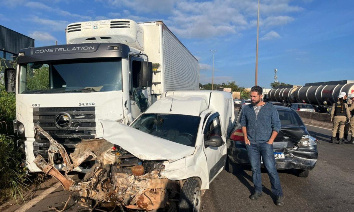 Motorista do Fiat Fiorino, carro envolvido em engavetamento no Anel Rodovi&aacute;rio de BH:  "Quando percebi, estava sendo arrastado pelo caminh&atilde;o. S&oacute; segurei no volante, depois soltei a m&atilde;o"