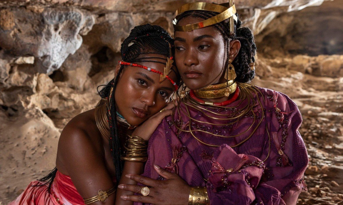 Atriz Duda Santos com a cabe&ccedil;a enconstada no ombro da atriz Erika Januza em cena da novela A nobreza do amor