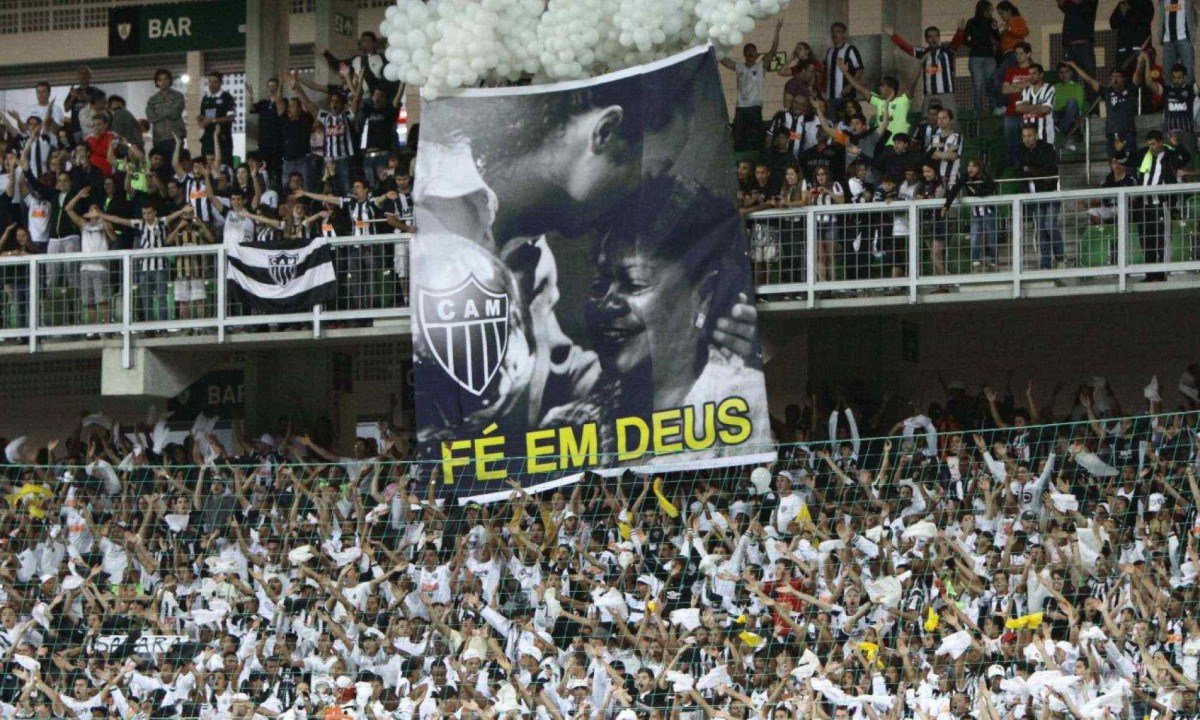 Torcida atleticana estende bandeira com o rosto de dona Miguelina, m&atilde;e do jogador Ronaldinho Ga&uacute;cho, no Est&aacute;dio Independ&ecirc;ncia, em Belo Horizonte