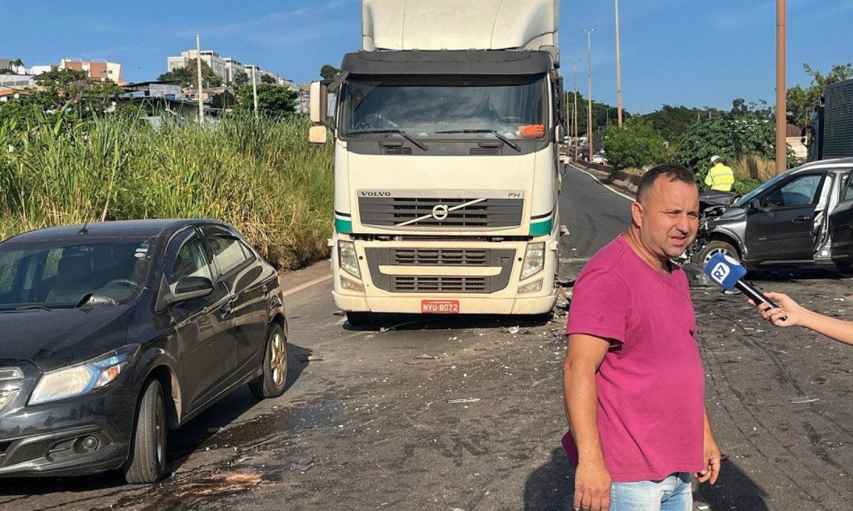 O motorista da carreta disse que motociclista deixou o local ap&oacute;s o acidente