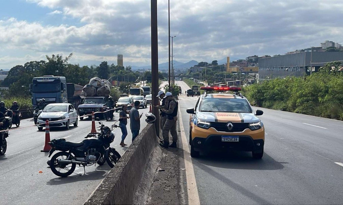 No local do acidente, o padrasto do motociclista que morreu tenta consolar a m&atilde;e, que est&aacute; desamparada