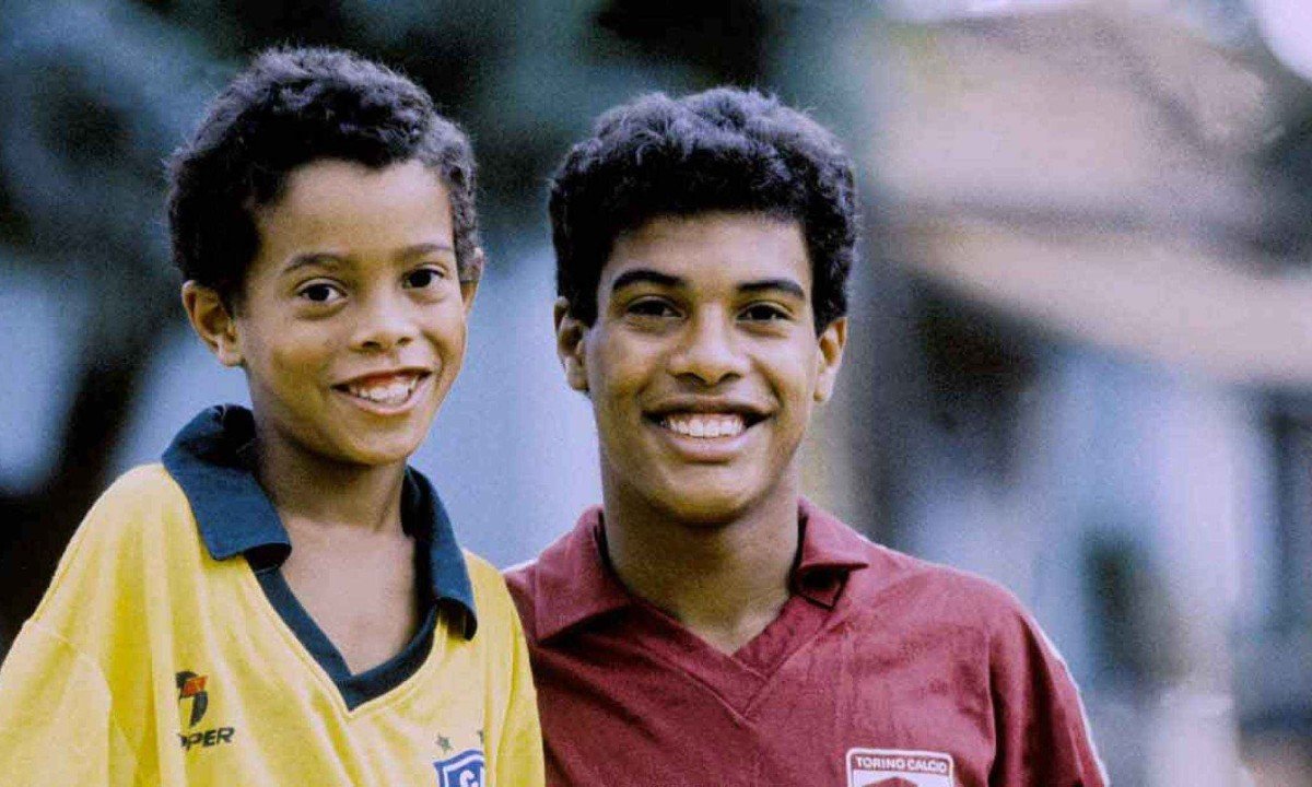 Ronaldinho e o irm&atilde;o Assis, que o craque tem como pai e empresariou sua carreira vitoriosa na Europa e no Brasil 
