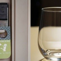 O truque do copo na maçaneta do hotel: para que serve e quando usar - Georgescu Adrian&amp;#39;s Images / Alemedia.id