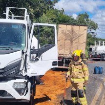 BR-251: acidente entre duas carretas e dois caminhões deixa dois feridos - Corpo de Bombeiros/divulgação