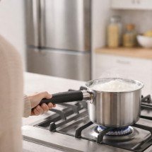 Ferver leite ainda é necessário? Entenda quando o hábito faz sentido - imagem gerada por i.a