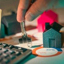 Deu Lance reúne leilões e guia usuário na compra de imóveis mais baratos -  Jakub ?erdzicki/ Unsplash