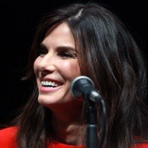 Sandra Bullock passa de 3 milhões de seguidores após estrear em rede social - Gage Skidmore