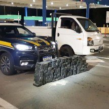 Homem é preso com 195 kg de pasta base de cocaína na BR-040 - PRF/Reprodução