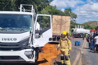 BR-251: acidente entre duas carretas e dois caminhões deixa dois feridos