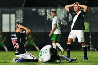 Hugo Moura (E) e Claudio Spinelli lamentam chance perdida durante a derrota do Vasco para o Audax Italiano-CHI, em São Januário, pela Copa Sul-Americana -  (crédito: Mauro PIMENTEL / AFP)