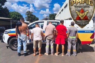 Os militares localizaram em um imóvel no Bairro Estados Unidos, uma tonelada de fios de cobre  -  (crédito: PMMG/Reprodução)