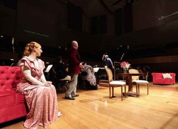 A soprano Raquel Paulin, o barítono Licio Bruno e o maestro Fabio Mechetti durante ensaio na Sala Minas Gerais -  (crédito: Vinicius Correia/Divulgação)
