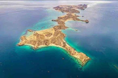 Localizado no Mar Vermelho, próximo à costa da Eritreia, na África, o Arquipélago Dahlak, ou Ilhas Daiaque, é um dos conjuntos insulares mais remotos e menos explorados do mundo. Situado a cerca de 58 quilômetros da cidade portuária de Massawa, o arquipélago é formado por mais de uma centena de ilhas, muitas delas originárias a partir de recifes de corais ao longo de milhares delas, distribuídas em um cenário árido e de rara beleza natural. Apesar da aparência isolada, a região possui uma histór -  (crédito:  Reprodução do Instagram @morinasworld)