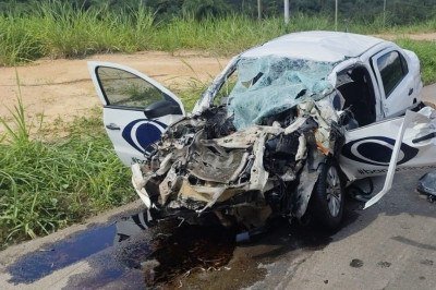 Veículo da TV Bandeirantes teve a frente destruída com o acidente desta quarta-feira -  (crédito: CBMMG / Reprodução )
