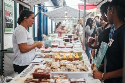 Visitantes na Festa Cultural da Goiaba podem encontrar diversas iguarias artesanais, como doces e geleias, diretamente dos produtores locais -  (crédito: Milena Gomes/Divuga&ccedil;&atilde;o)
