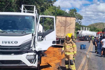 Acidente na perigosa Serra de Francisco Sá, na BR 251, envolveu duas carretas e dois caminhões-pipas -  (crédito: Corpo de Bombeiros/divulgação)