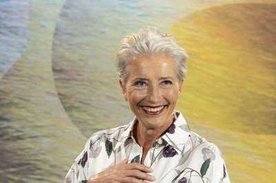 Emma Thompson está entre os mais de mil profissionais da indústria do cinema que assinaram uma carta aberta contra a possível compra da Warner Bros. Discovery pela Paramount. Entre os outros profissionais que assinaram estão nomes do primeiro escalão de Hollywood como Jane Fonda, Javier Bardem, J.J. Abrams, David Fincher, Ben Stiller, Glenn Close, Yorgos Lanthimos, Kristen Stewart, Joaquin Phoenix, Rose Byrne, Lin-Manuel Miranda, Mary Steenburgen, Lily Gladstone, Denis Villeneuve, Noah Wyle e Ro -  (crédito: Wikimedia Commons /  Kalai Ramu)