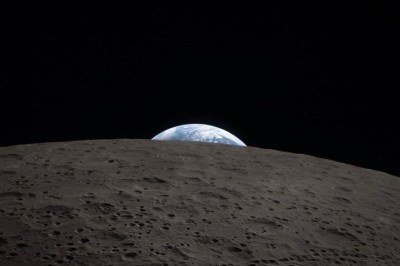 Imagens divulgadas durante missões espaciais costumam despertar forte interesse do público e ampliar o debate sobre o que se sabe a respeito dos corpos celestes. Nas redes sociais, registros circulam rapidamente e muitas vezes são interpretados como evidências diretas de descobertas recentes. Esse cenário proporciona dúvidas, curiosidade e também alguns equívocos sobre fenômenos astronômicos. Foi exatamente o que aconteceu com fotografias coloridas atribuídas à Lua, que ganharam grande repercuss -  (crédito: Reprodução/@nasa)