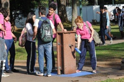 Estudantes se refrescam com ajuda de bebedouro na Praça da Liberdade, Bairro Funcionários, na Região centro Sul de Belo Horizonte -  (crédito: Gladyston Rodrigues/EM/D.A Press)