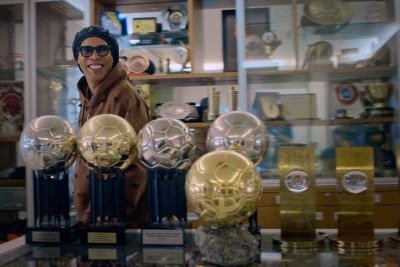 Cena da série, a pedido de Ronaldinho Gaúcho, exibe os troféus do craque e remete a episódio em Lagoa Santa que causou furor nas redes sociais -  (crédito: Netflix/divulgação)