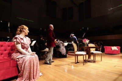 A soprano Raquel Paulin, o barítono Licio Bruno e o maestro Fabio Mechetti durante ensaio na Sala Minas Gerais -  (crédito: Vinicius Correia/Divulgação)