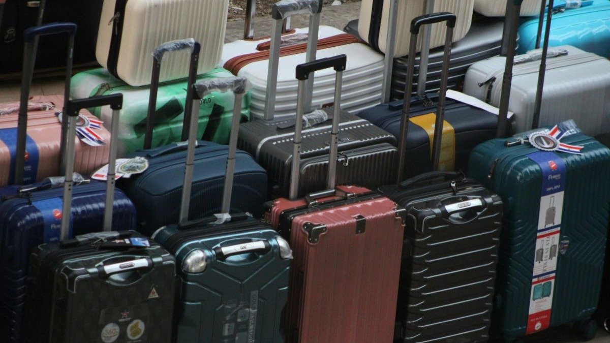 O custo do despacho de bagagens pode impactar o or&ccedil;amento de viagens, com pre&ccedil;os variando entre companhias a&eacute;reas e momentos da compra. -  (crédito: Jahra Tasfia Reza de Pexels)