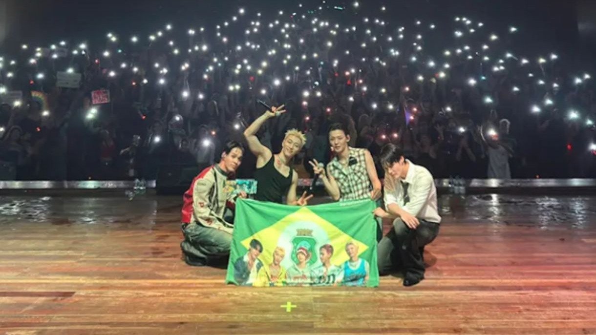 Os artistas da WAY BETTER posam com a bandeira do Brasil, celebrando a turn&ecirc; que passa por 13 cidades brasileiras. -  (crédito: Redes sociais)